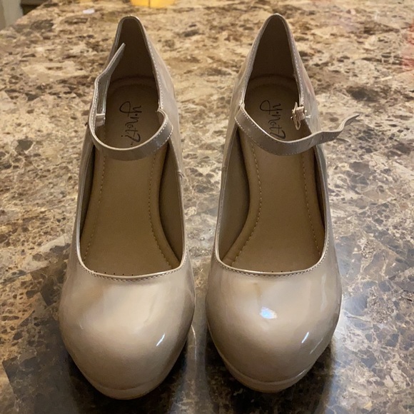 Brand new Beige Patent heels - Picture 2 of 10